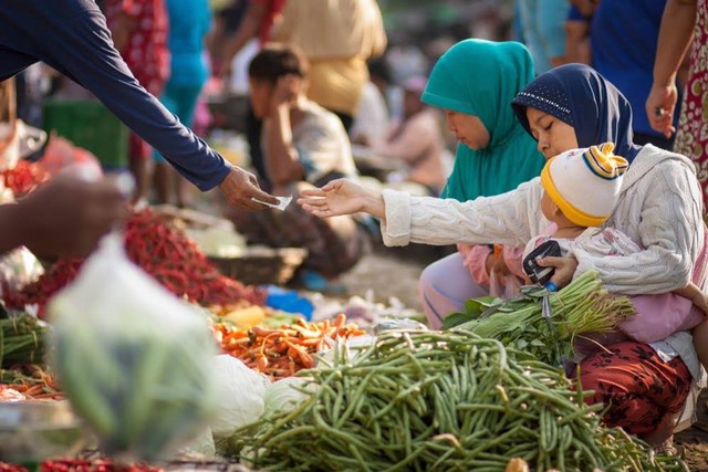 Ilustrasi pembeli dan pedagang bertransaksi di pasar. | Foto : Shutterstock