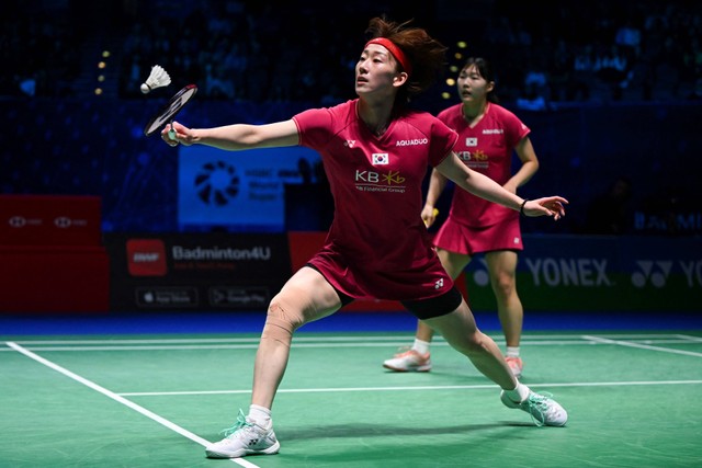 Ganda putri Korea Selatan, Baek Ha Na/Lee So Hee, di All England 2023. Foto: Oli SCARFF / AFP