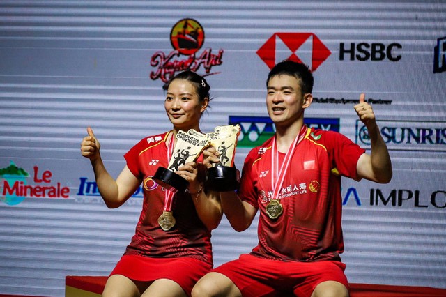 Ganda campuran China Zheng Si Wei/Huang Ya Qiong beraksi melawan ganda campuran Jepang Yuta Watanabe/Arisa Higashino pada babak final Indonesia Open 2023 di Istora Senayan, Jakarta, Minggu (18/6/2023).  Foto: Jamal Ramadhan/kumparan