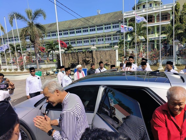 Ganjar Pranowo tiba di Makam Pahlawan Nasional tempat Almarhum Syekh Muhammad Zainuddin Abdul Maji. Foto: Dok. Istimewa