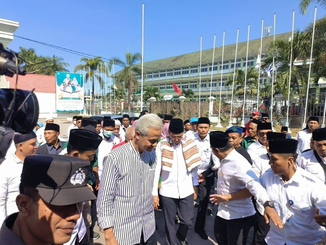 Ganjar Pranowo tiba di Makam Pahlawan Nasional tempat Almarhum Syekh Muhammad Zainuddin Abdul Maji. Foto: Dok. Istimewa