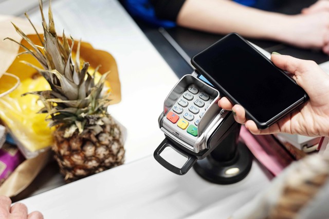 Ilustrasi cardless payment dengan fitur NFC, sumber: Pexels