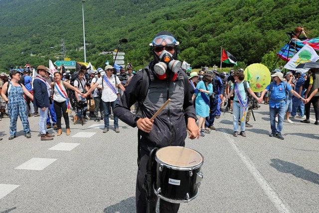 Demo Ricuh Tolak Proyek Kereta Cepat di Pegunungan Alpen. Foto: Denis Balibouse/REUTERS