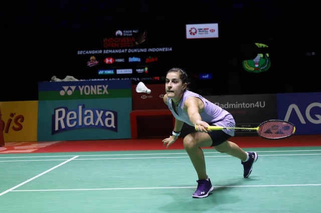 Pertandingan tunggal putri antara tunggal putri Spanyol Carolina Marin melawan tunggal putri China Chen Yu Fei pada babak final Indonesia Open 2023 di Istora Senayan, Jakarta, Minggu (18/6/2023). Foto: Jamal Ramadhan/kumparan