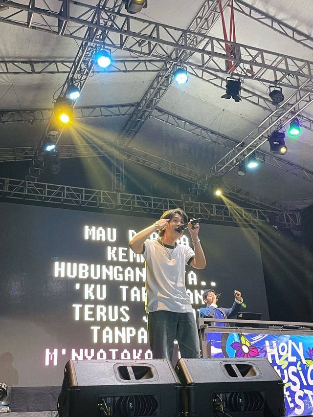 Oom Leo Berkaraoke featuring Iqbaal Ramadhan tampil meriah di Holy Music Fest. oto: Siti Annisa/Hi!Pontianak