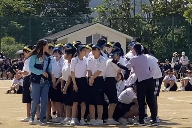 Viral aksi pelajar dan guru di Jepang yang berebut berkerumun menutupi siswi muslim saat hijabnya dibuka ketika pingsan.  Foto: Dok. Istimewa