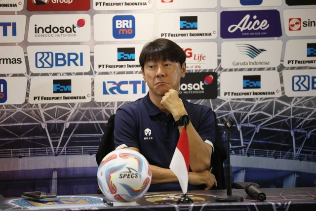 Pelatih Timnas Indonesia Shin Tae-yong memberikan keterangan pers jelang laga FIFA Matchday melawan timnas Argentina di Stadion Utama Gelora Bung Karno, Minggu (18/6/2023). Foto: Aditia Noviansyah/kumparan