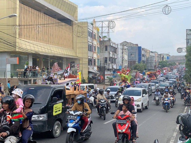 Dihadiri Ribuan Orang, Pawai Budaya HUT Bandar Lampung ke-341 Berlangsung Meriah