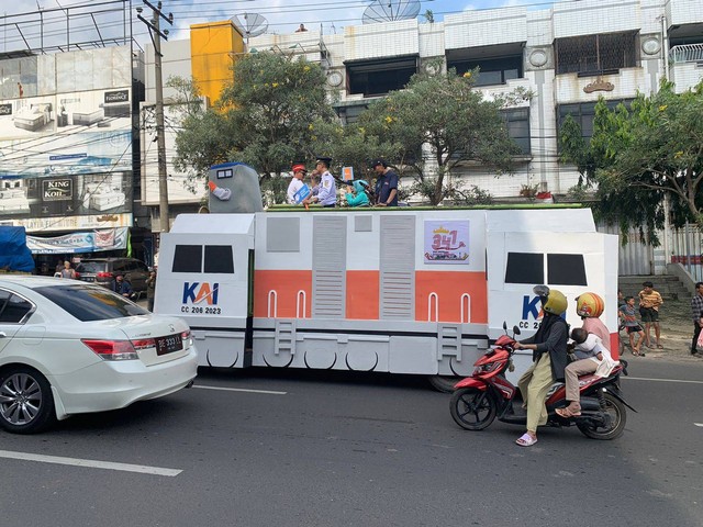 Dihadiri Ribuan Orang, Pawai Budaya HUT Bandar Lampung ke-341 Berlangsung Meriah (1)