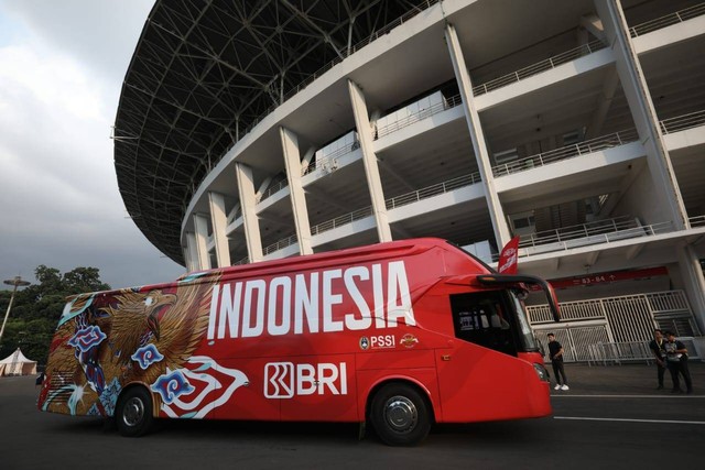 Bus Timnas Indonesia di Stadion Utama Gelora Bung Karno, Minggu (18/6/2023).  Foto: Aditia Noviansyah/kumparan