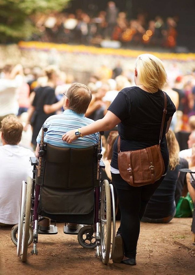 Ilustrasi penyandang disabilitas ikut serta dalam menonton konser musik. Foto: Istockphoto.com