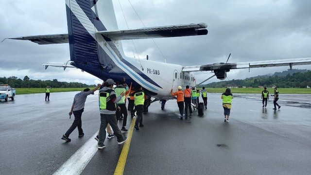 Pesawat SAM Air tergelincir di landasan pacu Bandara Internasional Pattimura Ambon, Minggu (18/6). Foto: Dok. Istimewa