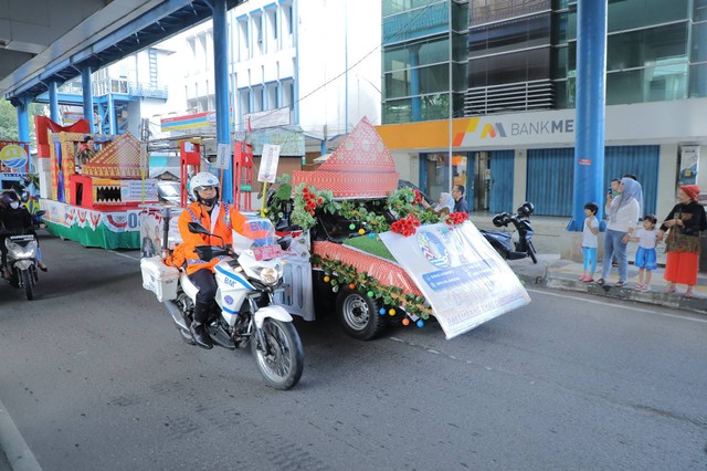 Suasana karnaval mobil hias saat melewati Jalan Kapten Arivai Palembang, Foto : Istimewa