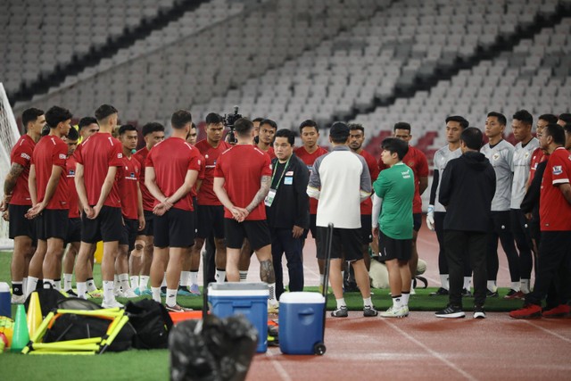 Ketua PSSI Erick Thohir (tengah) memberikan arahan kepada pemain Timnas Indonesia saat menggelar latihan jelang laga FIFA Matchday melawan Timnas Argentina di Stadion Utama Gelora Bung Karno, Minggu (18/6/2023). Foto: Aditia Noviansyah/kumparan