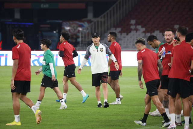 Pelatih Timnas Indonesia Shin Tae-yong memberikan saat arahan saat latihan jelang laga FIFA Matchday melawan Timnas Argentina di  Stadion Utama Gelora Bung Karno, Minggu (18/6/2023).  Foto: Aditia Noviansyah/kumparan