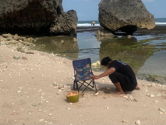 Menikmati Pantai. Foto: Justian Pilar