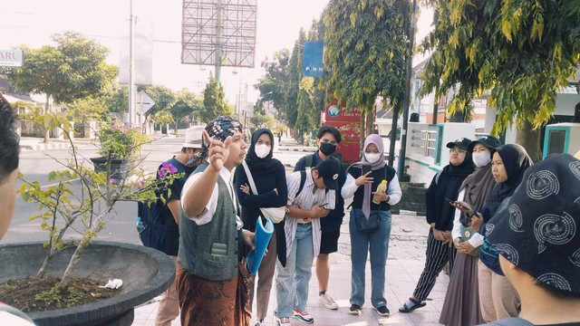 Kegiatan walking tour yang diadakan oleh Komunitas Mlaku Magelang pada Minggu (18/06/2023) pukul 07.30 WIB. (Dokumentasi: Ricka Milla Suatin)