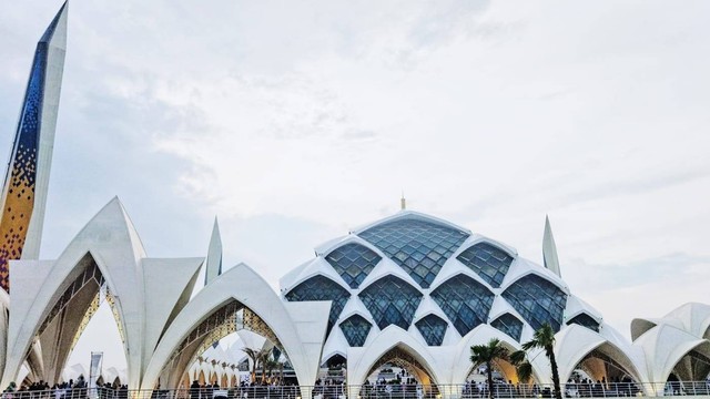 Masjid Raya Al-Jabbar (sumber: dokumen pribadi)