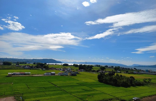 Langit biru menaungi potensi Sumatera Utara sebagai lumbung pangan nasional. (Foto: dokumentasi pribadi.)