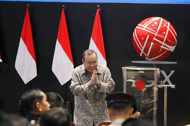 Direktur Utama Bursa Efek Indonesia (BEI) Iman Rachman usai memberikan sambutan pada acara Peresmian pencatatan perdana Efek Beragun Aset Syariah berbentuk Surat Partisipasi Sarana Multigriya Finansial - Bank Syariah Indonesia. Foto: Aditia Noviansyah/kumparan