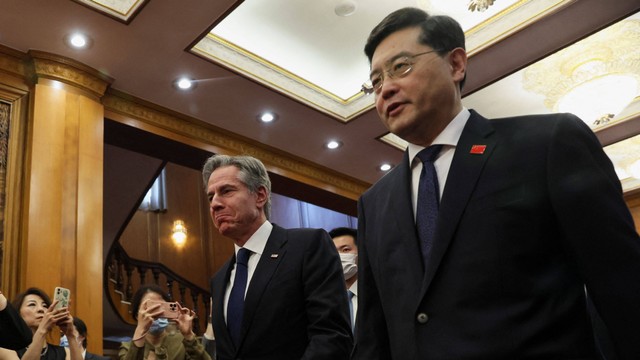 Menteri Luar Negeri AS Antony Blinken (kiri) berjalan dengan Menteri Luar Negeri China Qin Gang (kanan) menjelang pertemuan di Diaoyutai State Guesthouse di Beijing pada Minggu (18/6/2023). Foto: Leah Millis/AFP