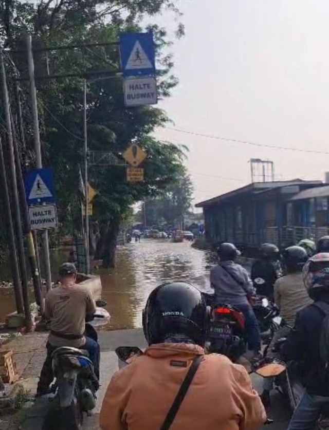 Macet panjang akibat banjir di ruas Jl Raya Jakarta Bogor, Kramat Jati arah Cawang, Senin (19/6/2023). Foto: Dok. Budi