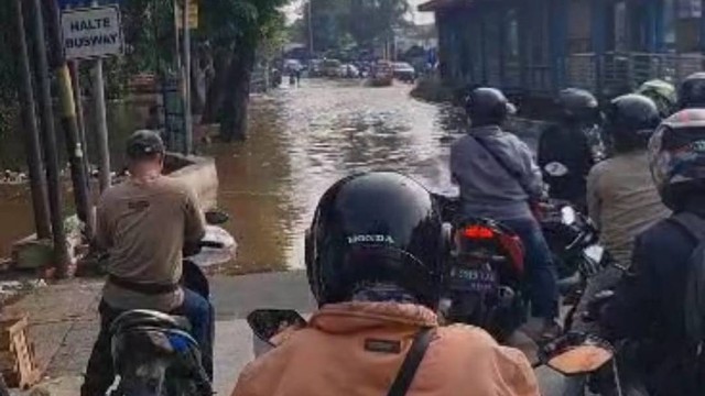 Macet panjang akibat banjir di ruas Jl Raya Jakarta Bogor, Kramat Jati arah Cawang, Senin (19/6/2023). Foto: Dok. Budi