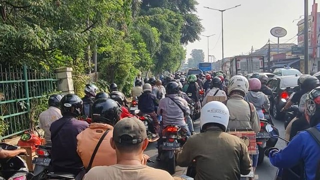 Jalan Raya Kramat Jati arah Bogor dan Cawang macet imbas meluapnya Kali Induk Kramat Jati. Foto: Dok. Istimewa