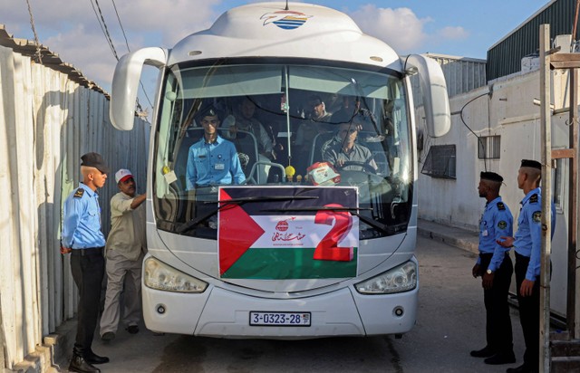 Umat muslim Palestina berangkat untuk ibadah haji dari Jalur Gaza selatan pada 12 Juni 2023. Foto: Said Khatib/AFP