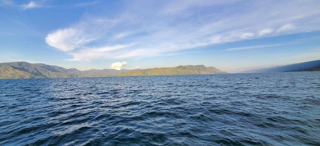 Pemandangan indah di Danau Toba. Foto: Dokumentasi pribadi saat menyeberang dengan kapal.