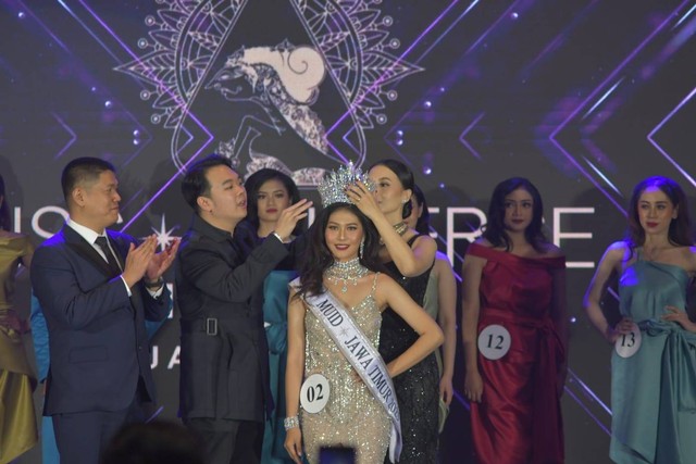 Chaterina Sherly Meliana saat dinobatkan sebagai pemenang Miss Universe Indonesia Jawa Timur