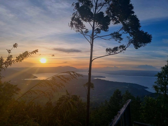 Pemandangan Matahari Terbenam di Danau Toba