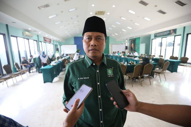 Ketua DPW PKB Jawa Tengah KH Muhammad Yusuf Chudlori menjawab pertanyaan wartawan usai ikuti Rapat Pleno Pemenangan Pilpres dan Pileg DPP PKB di DPP Partai Kebangkitan Bangsa, Jakarta, Senin (19/6/2023). Foto: Aditia Noviansyah/kumparan