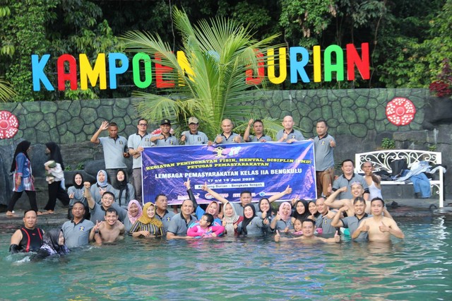 Foto bersama setelah melaksanakan games di Kampung Durian. Doc. Humas Lapas Bengkulu