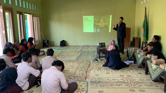 Edukasi bersosial media dalam Prodamat Magister Informatika Universitas Ahmad Dahlan (UAD) di SMK Miftahul Huda (Foto: Istimewa)