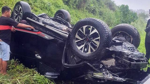 Mobil milik istri ketua PSI Provinsi Sulawesi Utara yang alami kecelakaan di ruas jalan tol Manado-Bitung. (foto: dokumen istimewa)