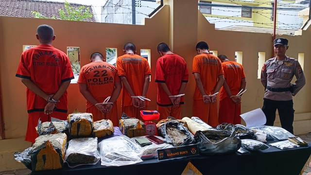 Ditresnarkoba Polda DIY membongkar ganja jaringan Medan yang menargetkan Yogyakarta sebagai pasar, Senin (19/6). Foto: Arfiansyah Panji Purnandaru/kumparan