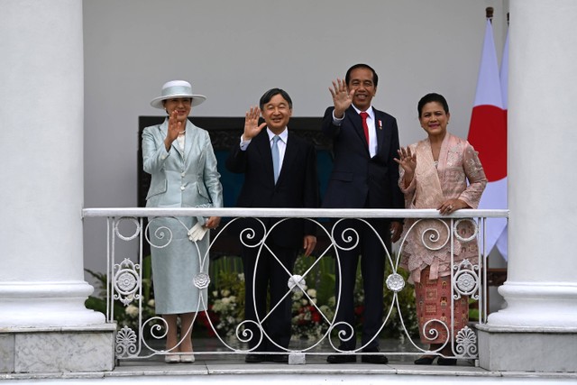 Presiden Joko Widodo (kedua kanan) didampingi Ibu Negara Iriana Joko Widodo (kanan) dan Kaisar Jepang Naruhito (kedua kiri) didampingi Permaisuri Masako melambaikan tangan ke arah wartawan di veranda Istana Kepresidenan Bogor, Jawa Barat. Foto: Sigid Kurniawan/Antara Foto