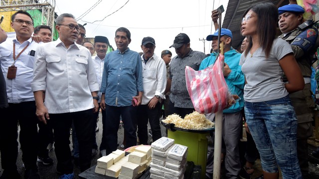 Mendag Zulhas blusukan ke Pasar Mardika Ambon. Foto: Kemendag