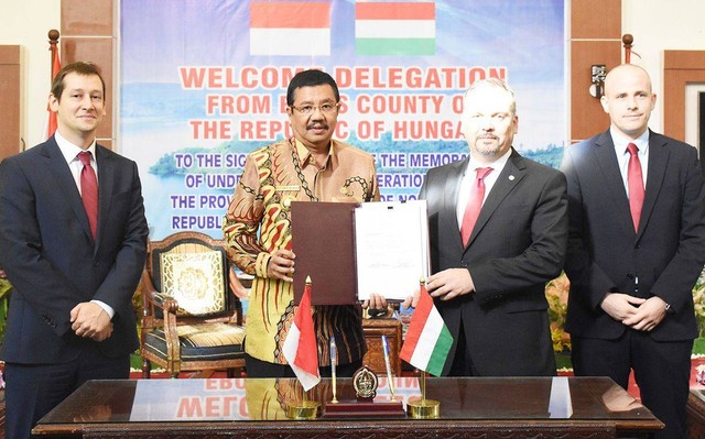 Penandatanganan MoU Sister Province antara Sumatera Utara dan Békés oleh kedua gubernur pada tahun 2017. || Foto: mudanews.com