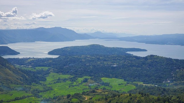 Megah dan Indah adalah kesan yang membuat jatuh cinta pada pandangan pertama ketika melihat Danau Toba untuk pertama kalinya. Foto: dokumentasi pribadi.