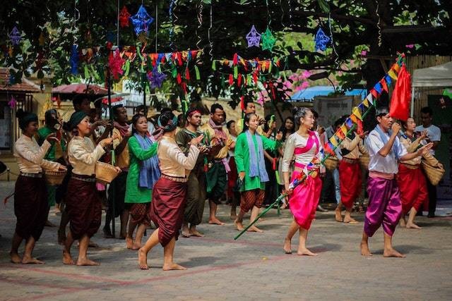 Ilustrasi tari nusantara yang pola lantainya segi empat adalah, sumber foto: Sok An Thlang/Pexels.com