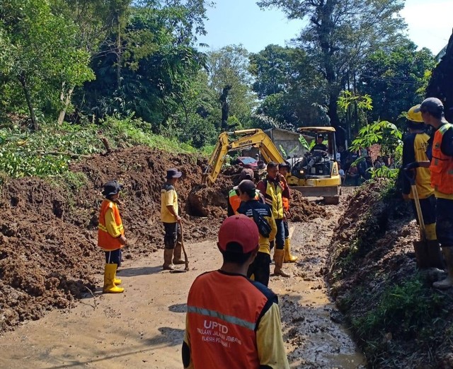 Longsor di Desa Selagedang, Kecamatan Cibeber, Kabupaten Cianjur, Jawa Barat, Senin (19/6).  Foto: BPBD Cianjur