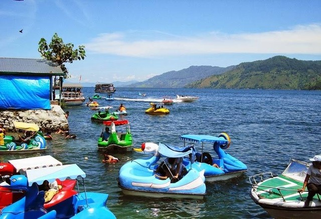 Wisata Air di Danau Toba (Sumber Foto: id-travelindo.blogspot.com)