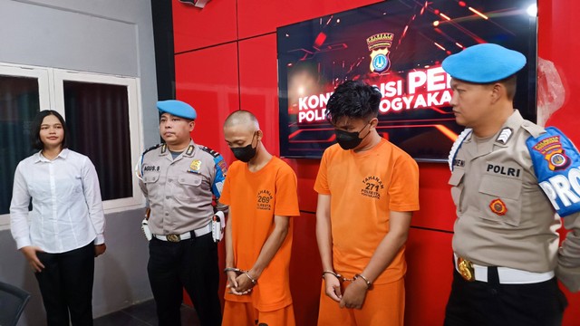 Polresta Yogya menampilkan 2 tersangka kasus TPPO, mereka menjual temannya sendiri untuk jadi pekerja prostitusi. Foto: Arfiansyah Panji/kumparan