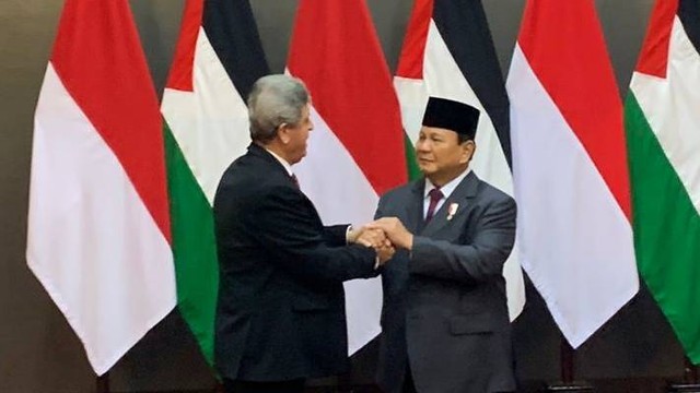 Menteri Pertahanan RI, Prabowo Subianto dalam acara penandatanganan Frame Work Kerja Sama Pendidikan antara UNHAN (Univeristas Pertahanan) dan Kedubes Palestina di Kantor Kementerian Pertahanan, Jakarta pada Senin (19/6). Foto: Luthfi Humam/kumparan