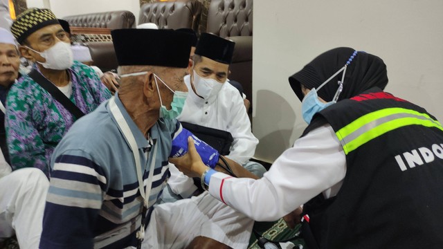 Petugas kesehatan memeriksa kesehatan jemaah haji di Misfalah, Makkah, Senin (19/6). Foto: Ahmad Romadoni/kumparan