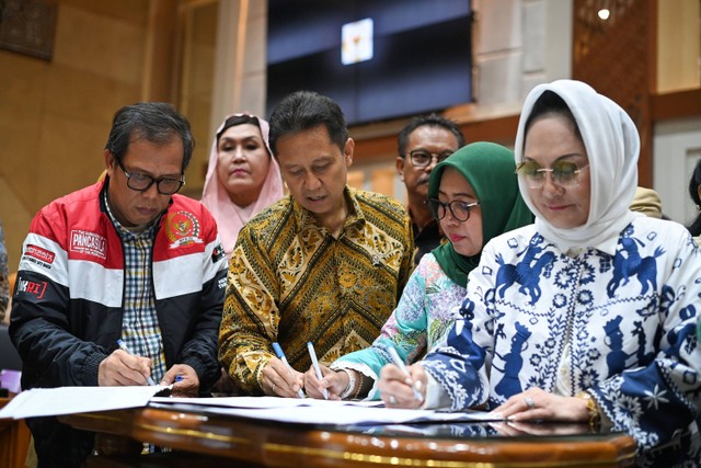 Menteri Kesehatan Budi Gunadi Sadikin (ketiga kiri) bersama sejumlah anggota Komisi XI DPR menandatangani berita acara pandangan mini fraksi atas Rancangan Undang-Undang (RUU) Kesehatan di kompleks Parlemen, Jakarta, Senin (19/6/23). Foto: Aditya Pradana Putra/Antara Foto