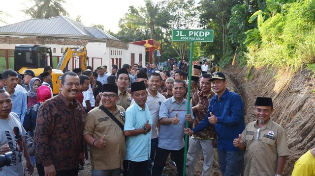 Pemkot Pariaman bersama Pengurus Persatuan Keluarga Daerah Piaman (PKDP) seluruh Indonesia meresmikan Jalan PKDP di Desa Kampung Gadang, Kecamatan Pariaman Timur Kota Pariaman, Sabtu (17/6/2023). Foto: Pemkot Pariaman