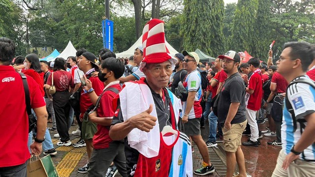 Suporter fanatik bulu tangkis, Pak Yanto, ikut hadiri laga sepak bola FIFA Matchday Timnas Indonesia vs Argentina di Stadion Utama Gelora Bung Karno (GBK) pada 19 Juni 2023. Foto: Jodi Hermawan/kumparan